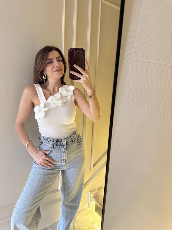 Sıfır Kol BluzBeyaz İncili Çiçek Detay Bluz