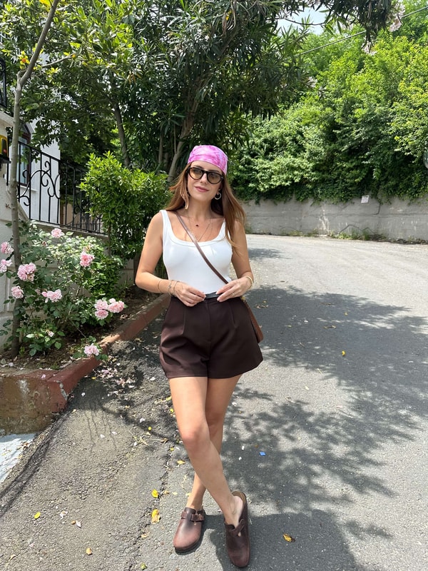 ŞortBeyaz Kemerli Pileli Kumaş Şort