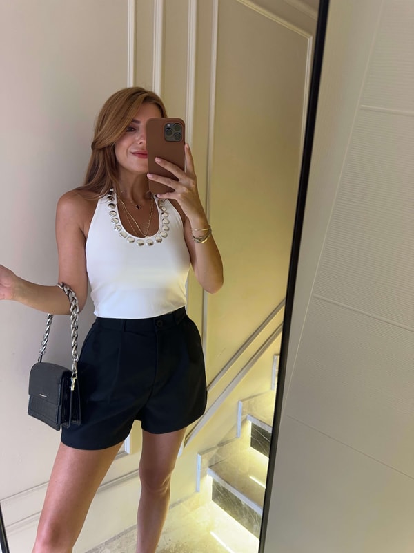 Crop BluzBeyaz Pullu Boyundan Geçmeli Crop Bluz