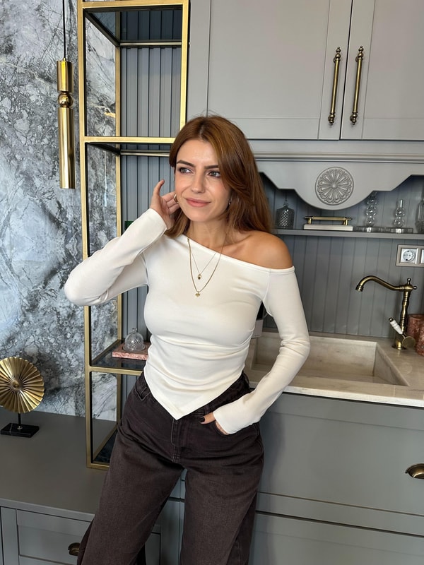Uzun Kollu BluzBeyaz Yan Pileli Pamuk Kumaş Bluz