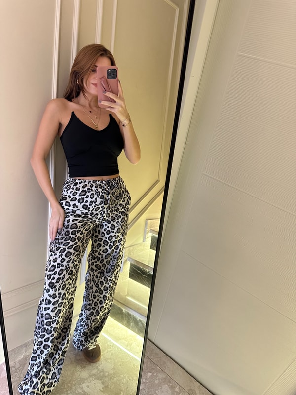 PantolonEkru Desenli Saten Pantolon