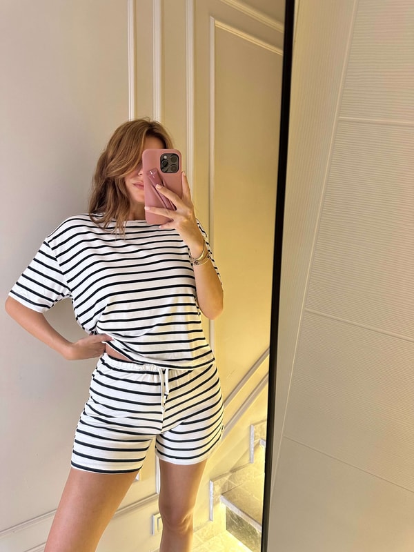 Şortlu TakımKadın Beyaz Bisiklet Yaka Çizgili Şortlu Takım