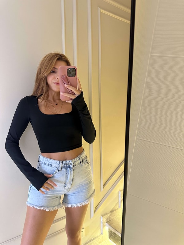 Uzun Kollu BluzKadın Siyah Kare Yaka Parmak Geçmeli Crop Bluz