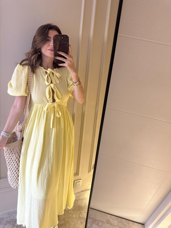 V Yaka ElbiseLimon Sarı Yaka Bağlamalı Müslin Kumaş Astarlı Elbise