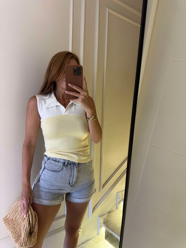 Sıfır Kol BluzSarı Garnili Polo Yaka Bluz