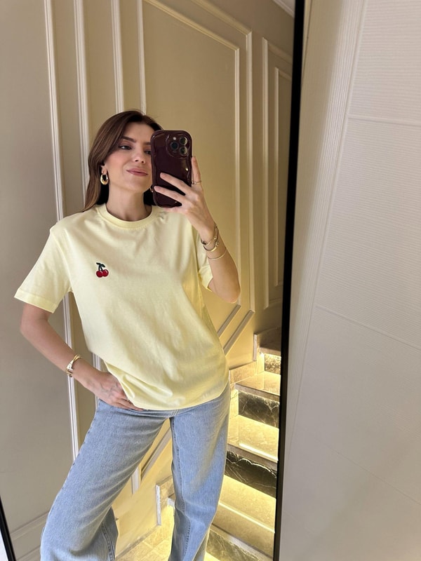 Bisiklet Yaka TişörtSarı Kiraz Baskılı Tişört
