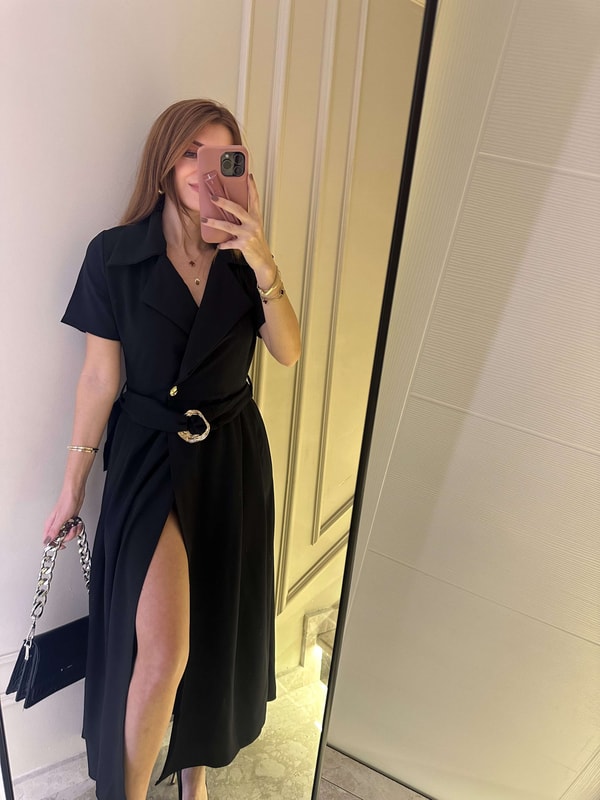 ELBİSESiyah Bel Tokalı Yırtmaç Detay Elbise