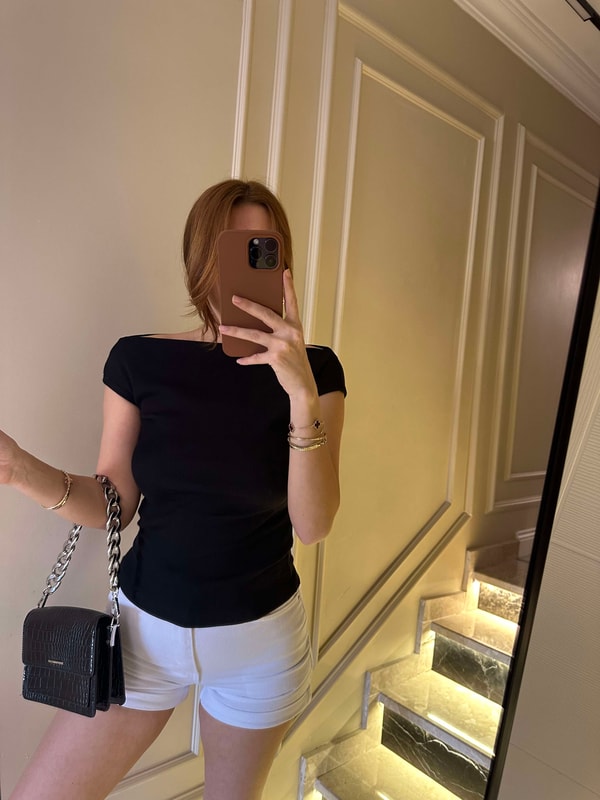 Sıfır Kol BluzSiyah Kayık Yaka Fitilli Bluz