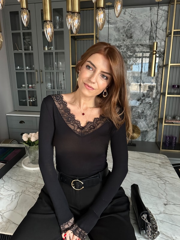 Uzun Kollu BluzSiyah V Yaka Dantel Viskon Bluz