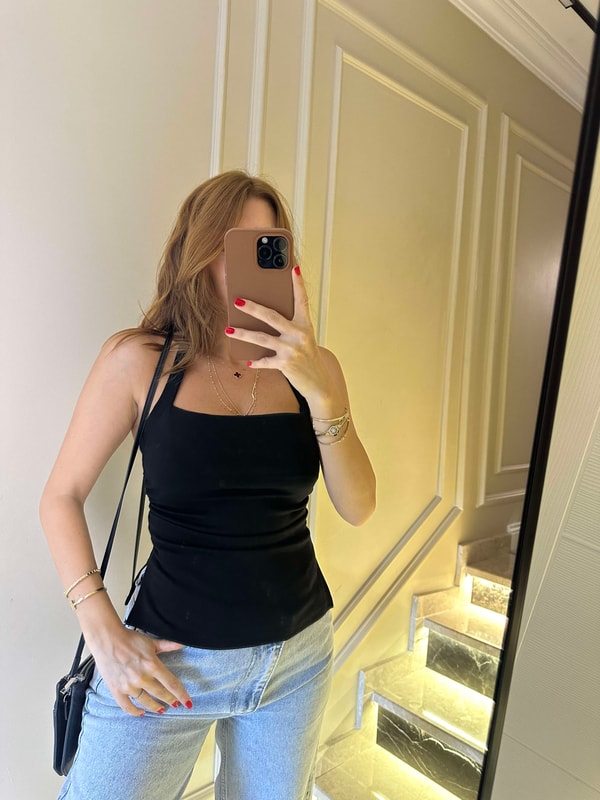 Askılı BluzSiyah Yan Yırtmaçlı Boyundan Geçmeli Bluz