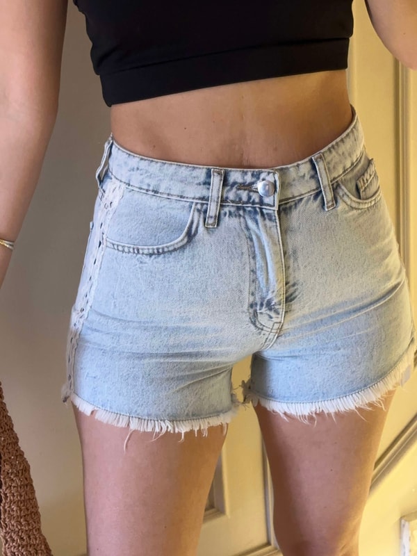 Mini Kot ŞortYanları Şerit Dantelli Kot Şort