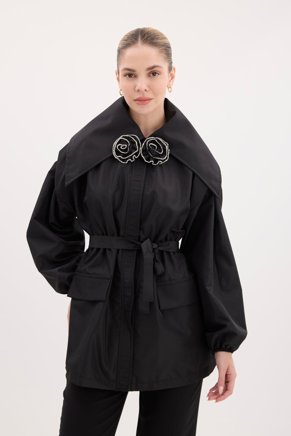 Femme Geniş Yakalı Gül Detaylı Ceket - Siyah