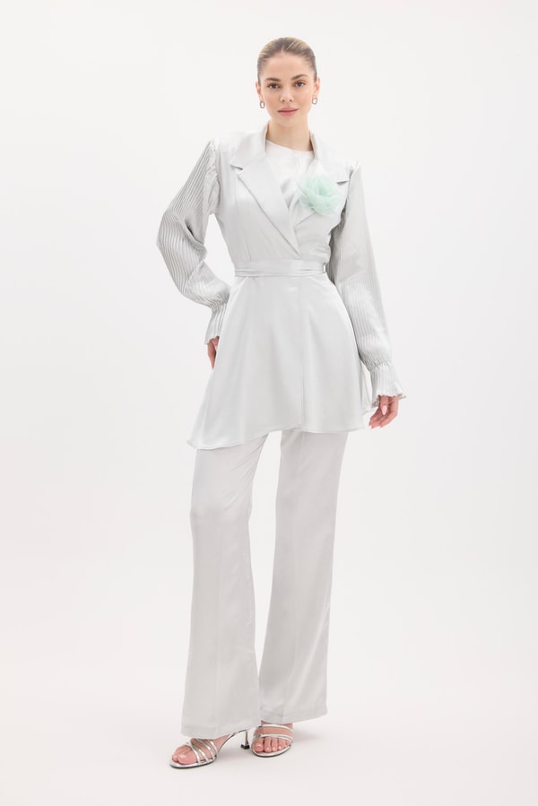 More Aksesuar Detaylı Kolu Piliseli Saten Takım - su yeşili