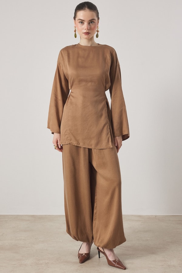Yırtmaç Detaylı Saten Pantolonlu Takım - Camel