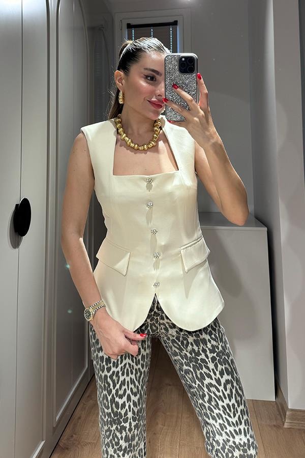  Ashlee Taş Düğme Detaylı  Krem Yelek