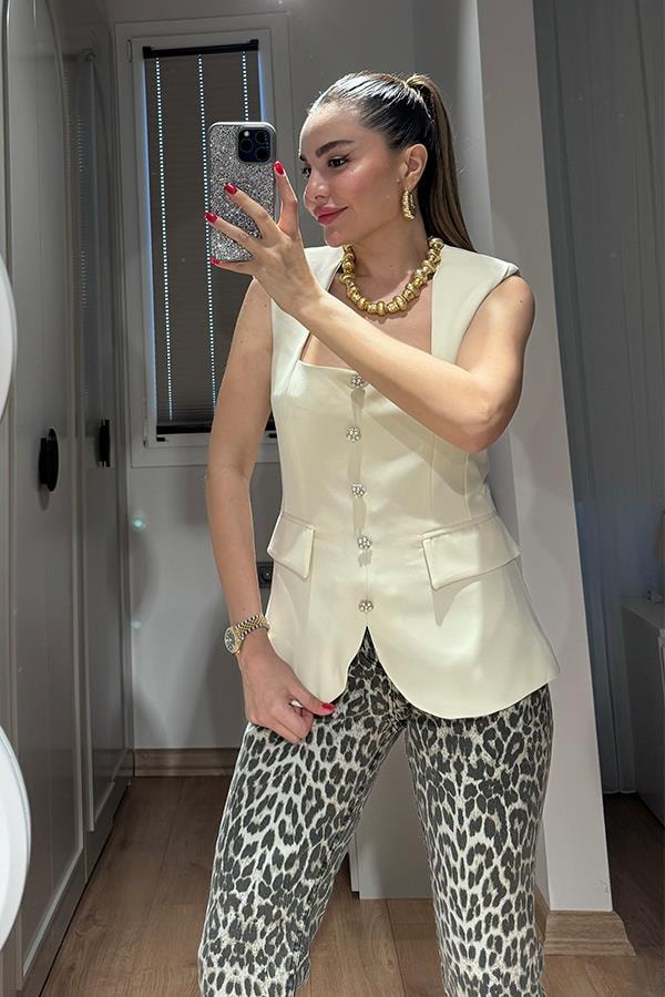  Ashlee Taş Düğme Detaylı  Krem Yelek