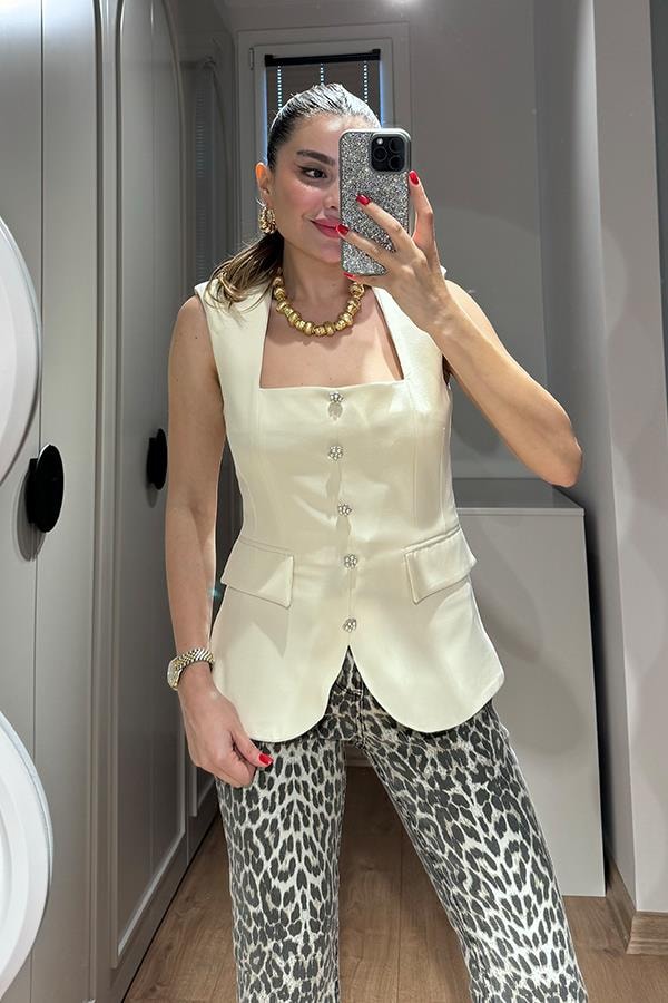  Ashlee Taş Düğme Detaylı  Krem Yelek