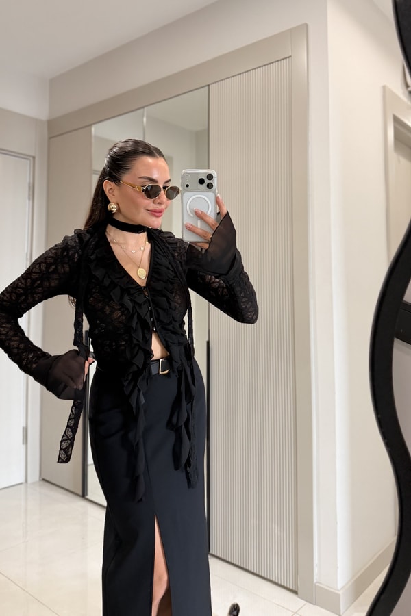 Alexander Siyah Dantel Detaylı Fırfırlı Bluz