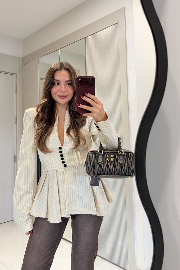 Bermust Ekru İnce Çizgili Düğme Detaylı Peplum Gömlek