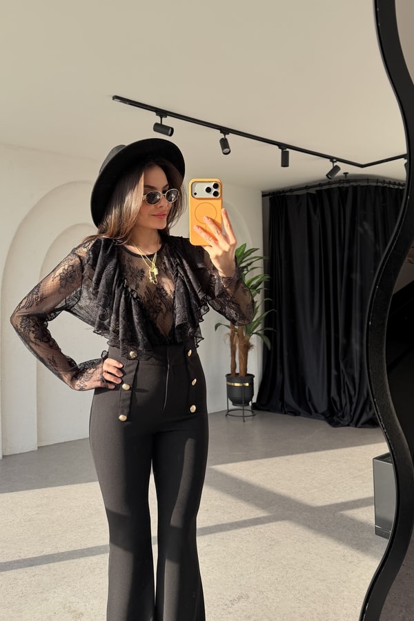 Betty Siyah Fırfırlı Dantel Bluz