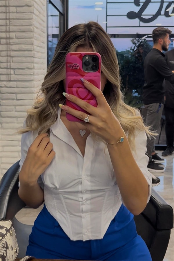 Beyaz korse detaylı gömlek