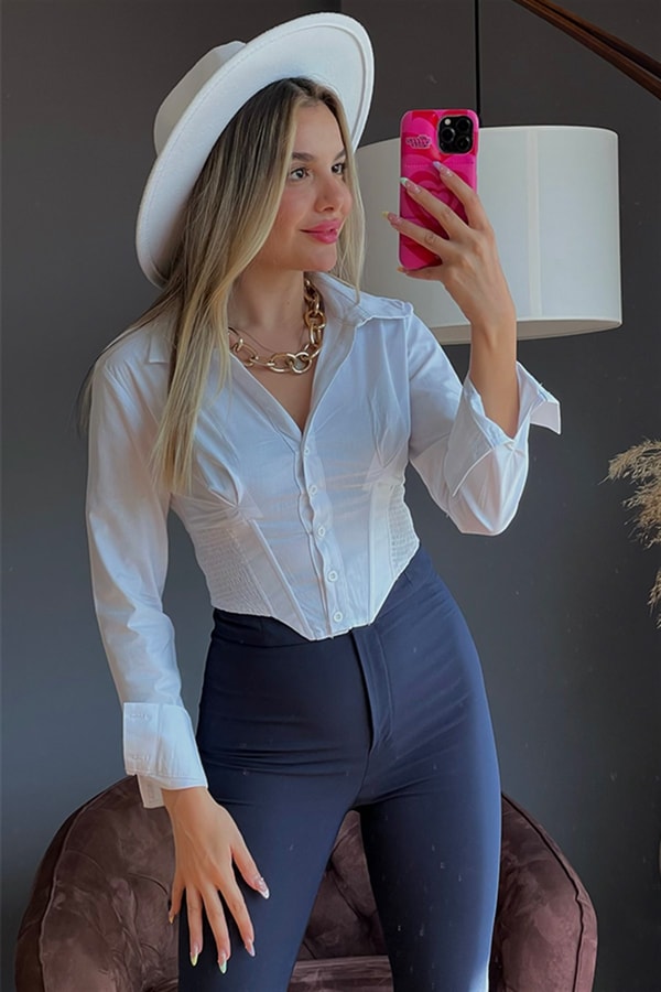 Beyaz korse detaylı gömlek
