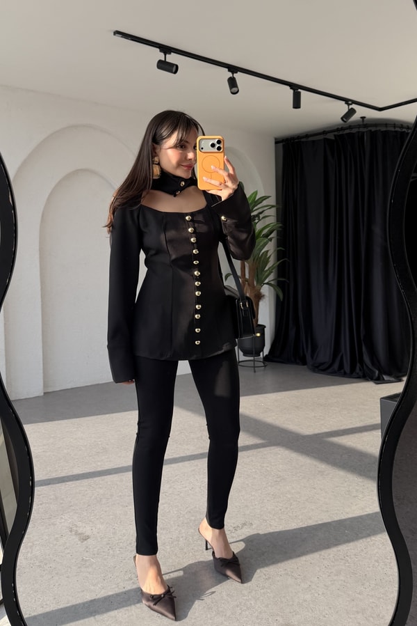 Bloom Siyah Gold Düğmeli Dekolteli Şık Bluz