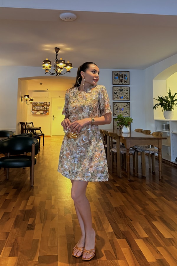 Chole Bej Çiçek İşlemeli Nakışlı Mini Elbise
