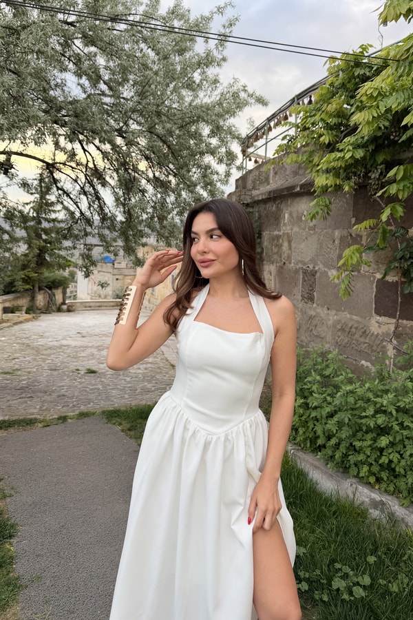 Clara Beyaz Yırtmaçlı Boyundan Bağlamalı Elbise