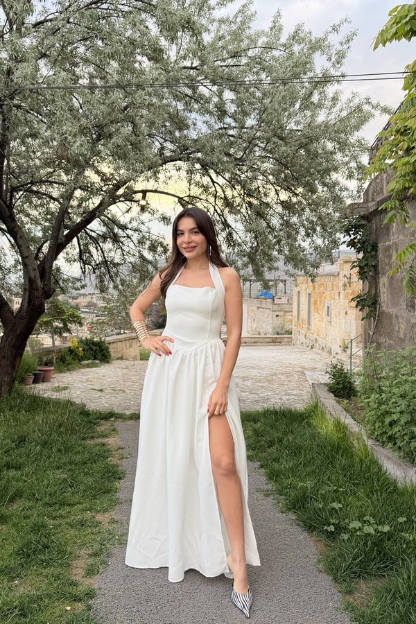 Clara Beyaz Yırtmaçlı Boyundan Bağlamalı Elbise