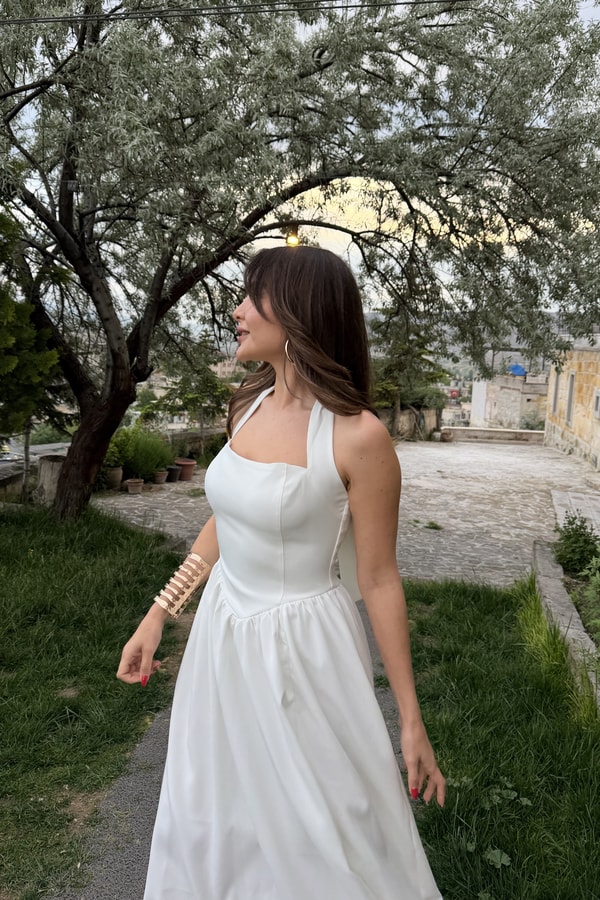 Clara Beyaz Yırtmaçlı Boyundan Bağlamalı Elbise