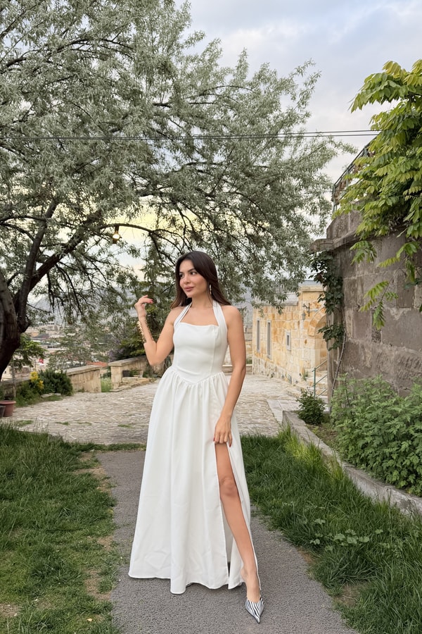 Clara Beyaz Yırtmaçlı Boyundan Bağlamalı Elbise