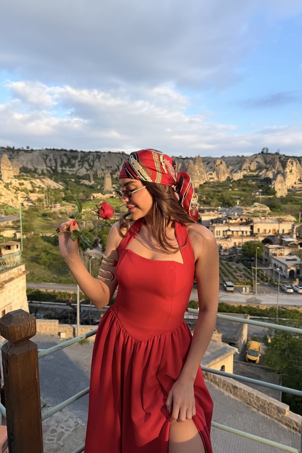 Clara Kırmızı Yırtmaçlı Boyundan Bağlamalı Elbise