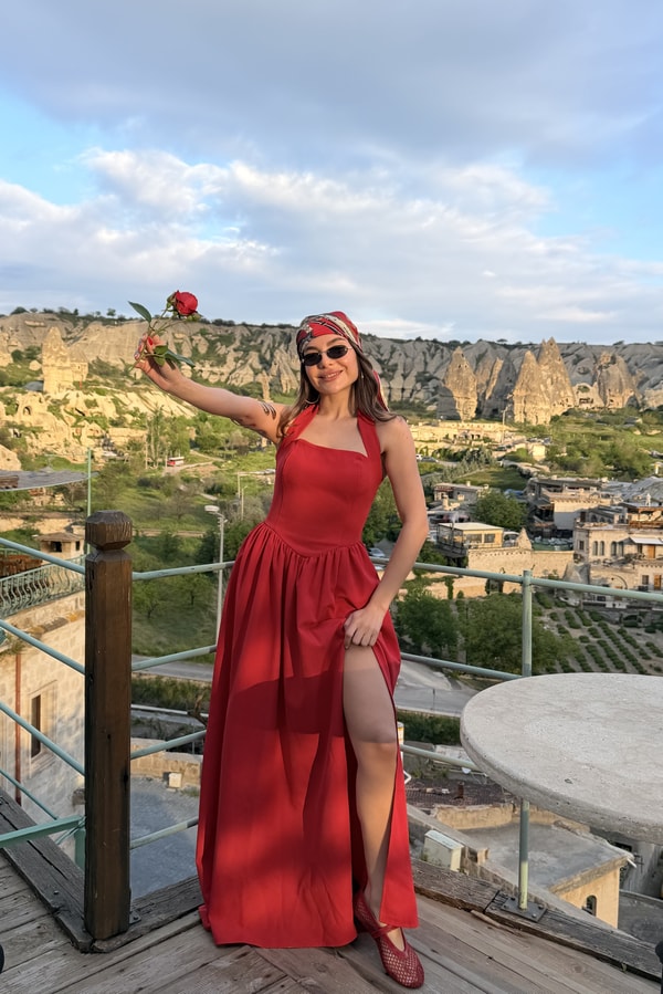 Clara Kırmızı Yırtmaçlı Boyundan Bağlamalı Elbise