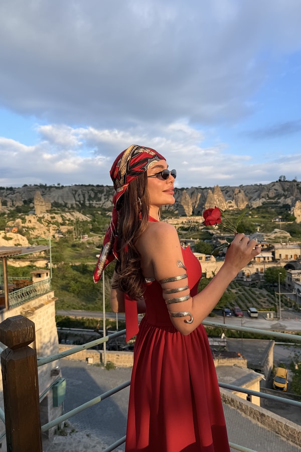 Clara Kırmızı Yırtmaçlı Boyundan Bağlamalı Elbise