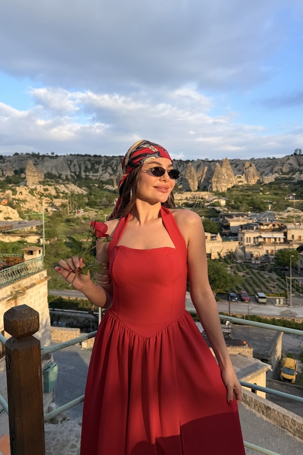 Clara Kırmızı Yırtmaçlı Boyundan Bağlamalı Elbise
