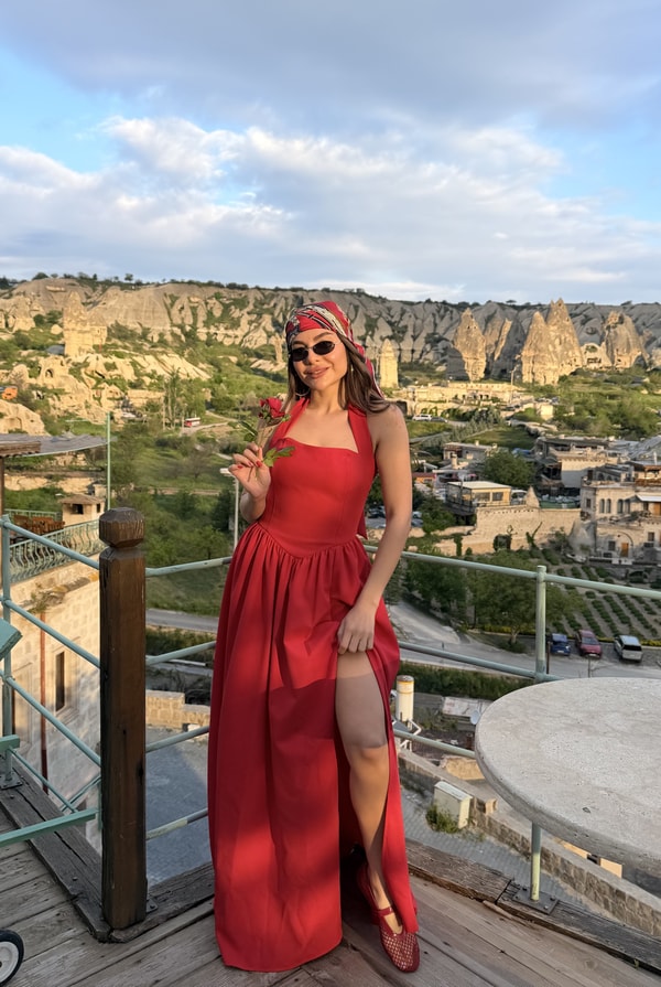 Clara Kırmızı Yırtmaçlı Boyundan Bağlamalı Elbise