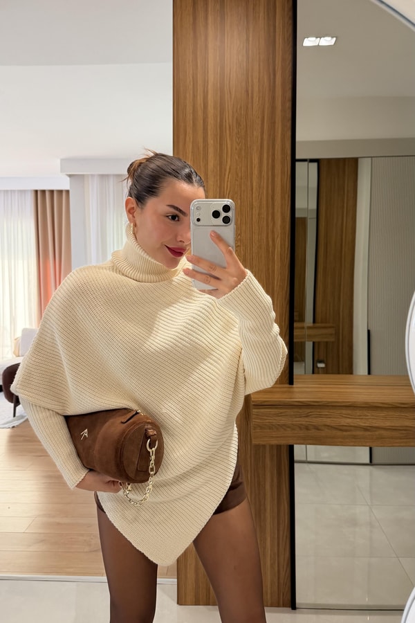 Claw Krem Boğazlı Asimetrik Kazak
