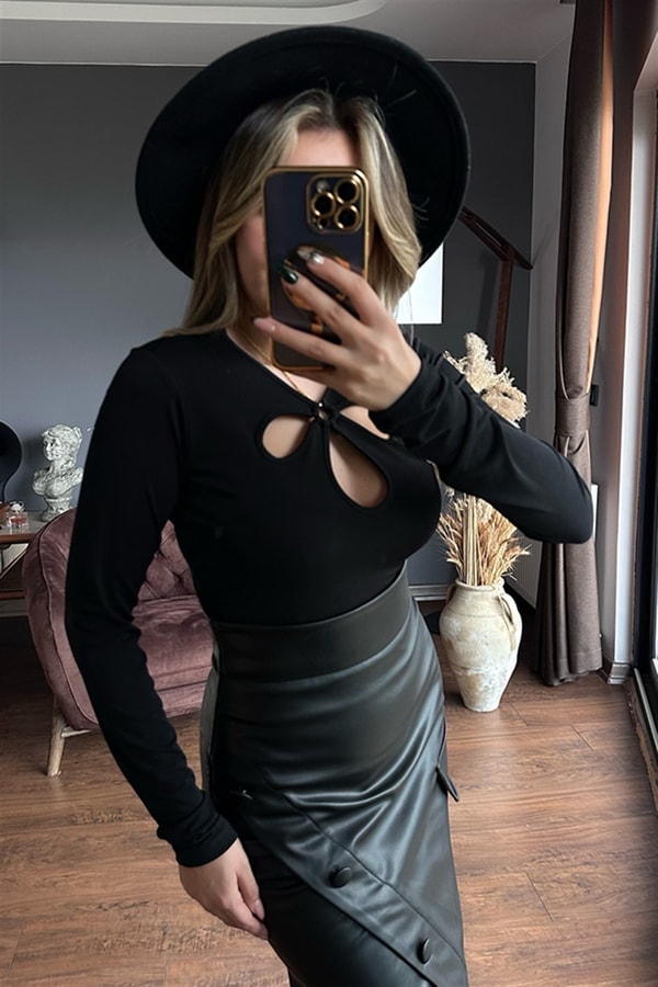 Dekolteli siyah crop