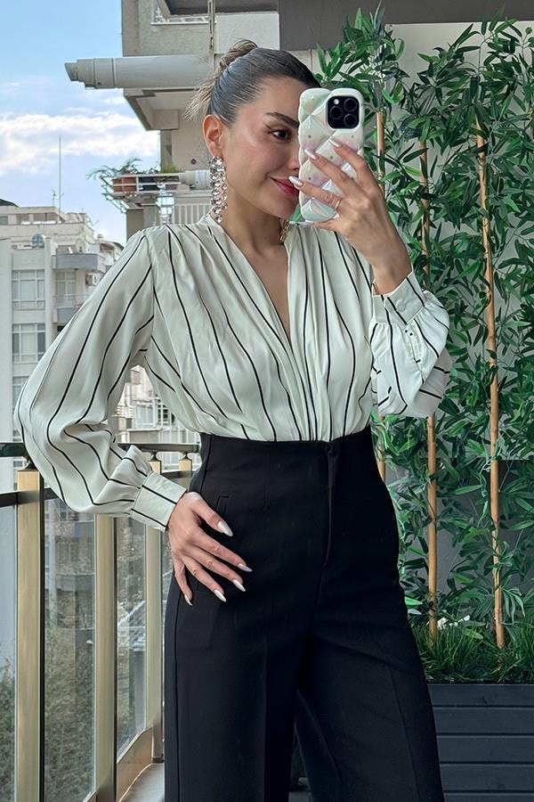 Elis Siyah Çizgili Krem Önü Dekolteli Body