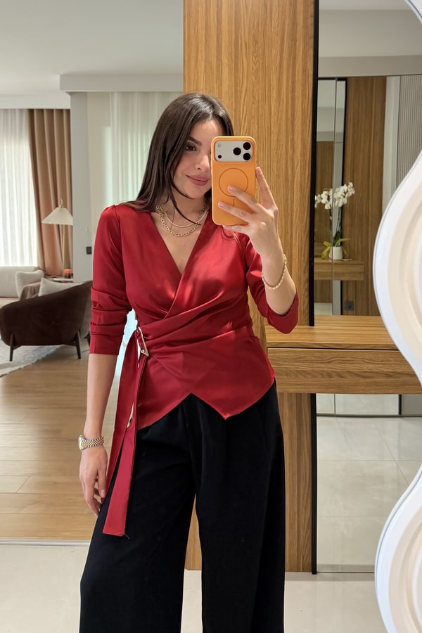 Felice Kırmızı Tokalı Saten Gömlek