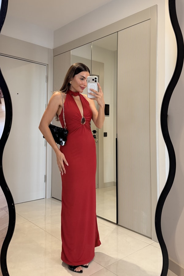 Hilary Kırmızı Halter Yaka Aksesuar Detaylı Maxi Elbise