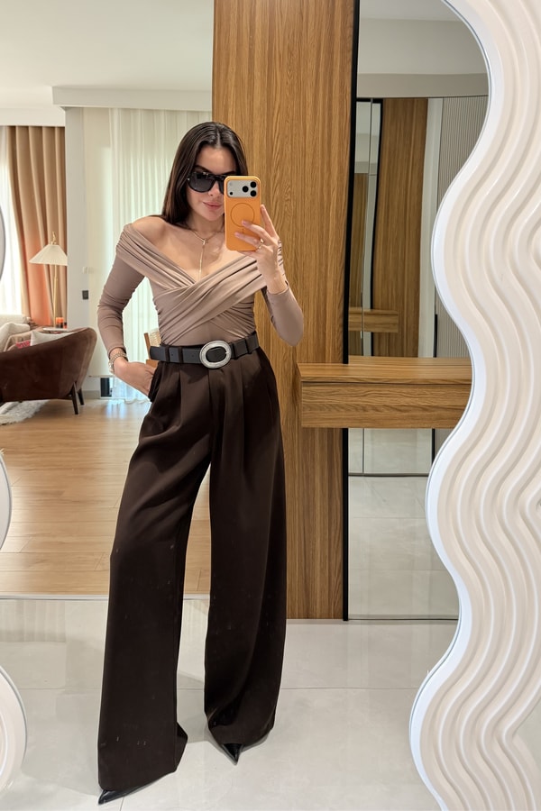 Hugo Sütlü Kahve Madonna Yaka Bodysuit