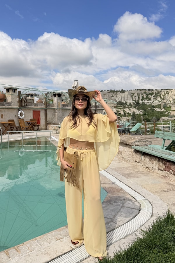 Jennifer Sarı Pelerinli Şifon Takım
