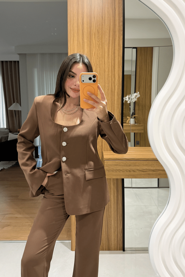 Jeus Kahve Taş Düğmeli Kare Yaka Takım