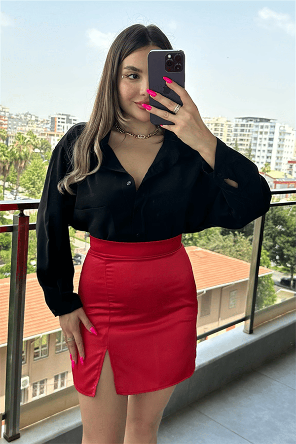 Kırmızı yırtmaçlı mini saten etek
