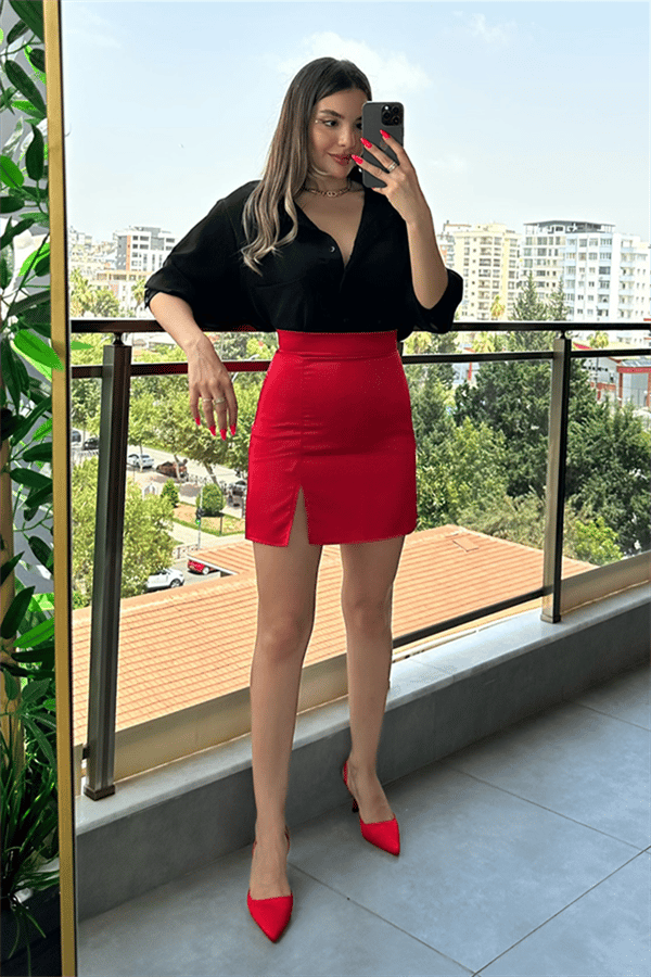 Kırmızı yırtmaçlı mini saten etek