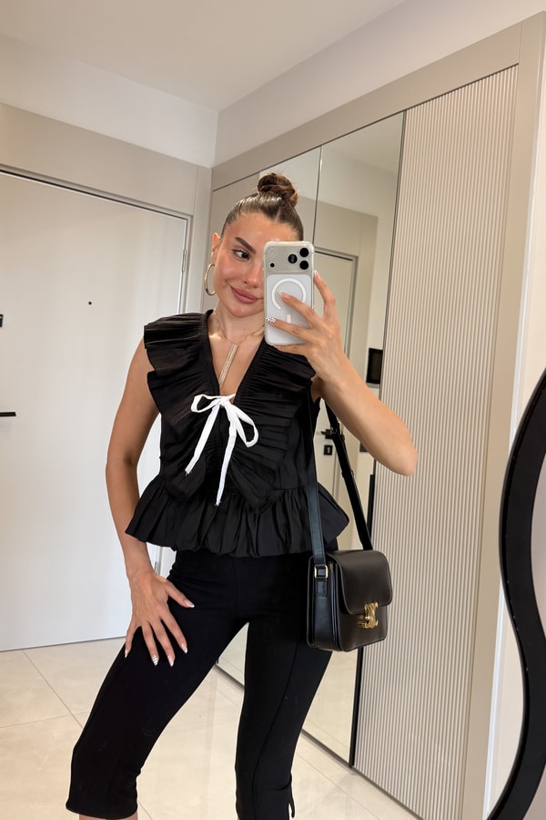 Lapea Volanlı Siyah Bluz