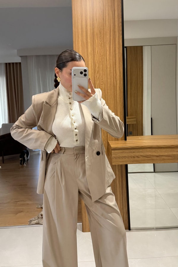 Larry Ekru Fitlli Düğmeli Crop