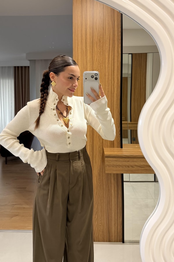 Larry Ekru Fitlli Düğmeli Crop